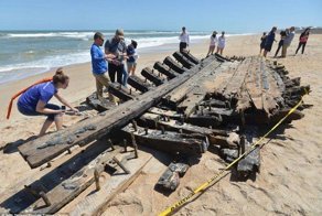На пляж во Флориде вынесло обломки старинного корабля