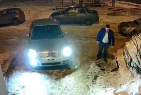 В Воронеже пьяный водитель врезался в припаркованную машину и уехал