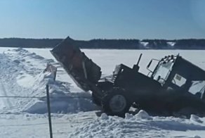 Как не надо вытягивать технику: трактор разорвало на две части