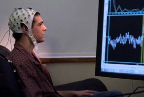 Появилось новое устройство, которое  читает и переводит в текст ваши мысли. Мгновенно!