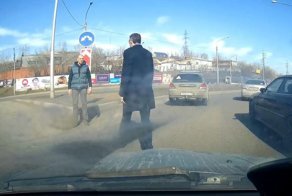 Водитель без страховки устроил аварию на перекрестке круговым движением