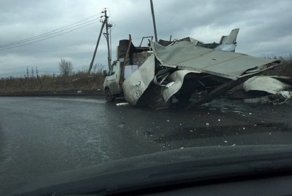 Первая "газель" прошла под роковым мостом, но кузов ей там оторвало