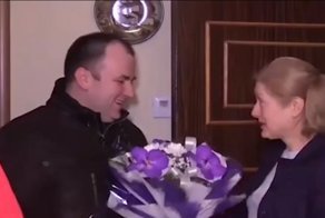 Пережившую теракт петербурженку чиновник поздравил с именинами