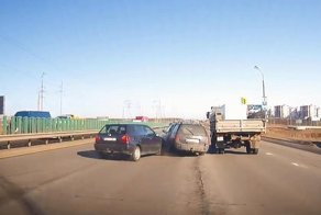 Авария дня. Напугал девушку и спровоцировал ДТП