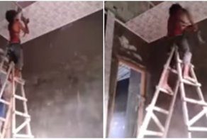 Ловкий рабочий передвигает стремянку не слезая с нее