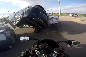 Серьёзная авария в Техасе с участием очень везучего мотоциклиста