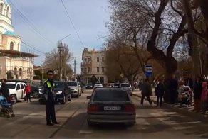 Пешеходы против регулировщика в Евпатории