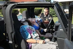 Шокирующее видео: мать "под кайфом" пытается довезти дочек до дома