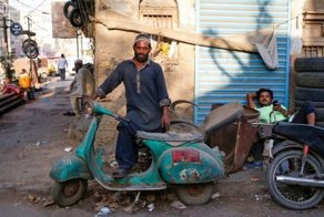 Фанаты культовых скутеров Vespa в Пакистане