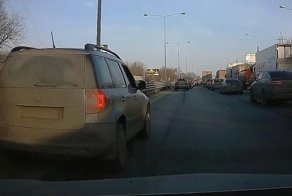  Пристроился за скорой, задел чужое зеркало и уехал