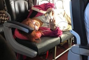 Видео: авиапассажирка заняла более дорогие места и отказывается уходить