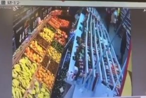 Эффектно посыпались: обрушение стеллажей в супермаркете попало на видео
