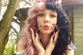 Девушка в течение 4 лет не состригала свои ногти, и вам точно увиденное не понравится
