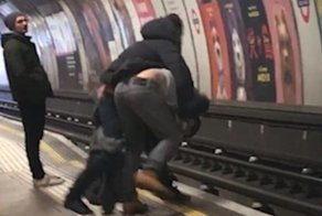 Двое пьяных падают под поезд лондонского метро: пассажиры сняли это на видео