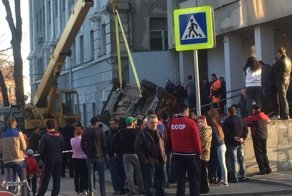 В Ростове-на-Дону внедорожник полностью ушел под землю
