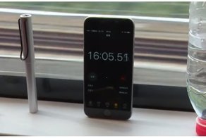 Как долго монета может простоять в поезде, движущемся со скоростью 350 км/ч