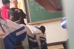 Педагог избил ученика на глазах у всего класса