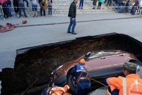 В Ростове припаркованный автомобиль полностью провалился под землю