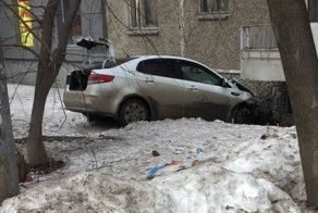Авария дня. В Екатеринбурге легковушка врезалась в стену жилого дома