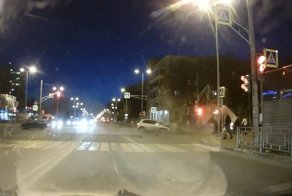 Авария дня. Фургон столкнулся с кроссовером и сбил пешехода в Нижнем Новгороде