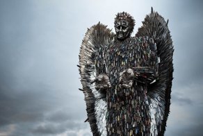 Скульптура ангела из 100 тысяч ножей, конфискованных полицией