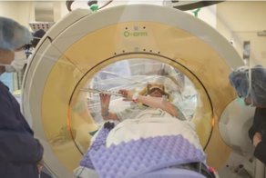 Вот как выглядит счастье: женщина играет на флейте во время операции на мозге