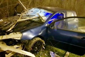 Пассажиры родились в рубашках: доски изрешетили салон автомобиля