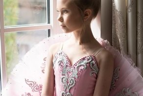 Юная балерина из России прогибает ноги так, что они похожи на сабли