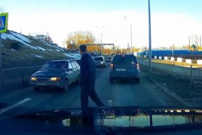 Раннее утро, все спят за рулем