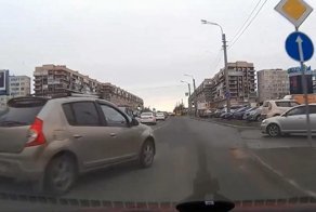 Невнимательный водитель Рено прервал быструю езду Соляриса