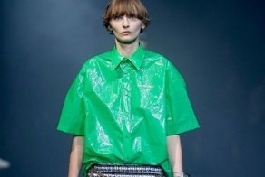 Бренд Balenciaga представил рубашку из пластика за $915