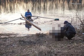 Парень на лодке обнаружил труп мужчины и целый час толкал его к берегу