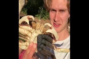 Парень жестоко подшутил над своей подругой