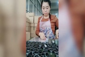 Девушка упаковывает подшипники с удивительной скоростью