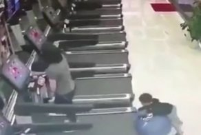 Беговая дорожка затянула ребенка
