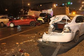 Авария дня. В Москве самосвал протаранил девять автомобилей