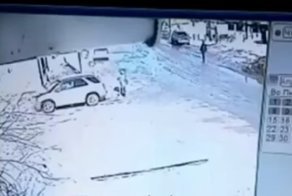 Пенсионер на "тойоте" трижды проехался по старушке: видео