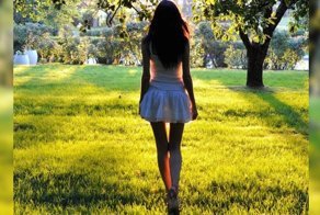 Опрос: Стоит ли женщинам носить трусики летом?