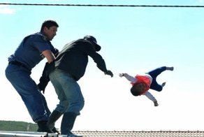 Шок: отец сбросил с крыши шестимесячную дочь