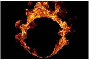 Девушка не сумела выманить бойфренда-изменщика из его авто и подожгла его