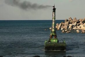 Бульдозер амфибия Komatsu D155 W производит подводные работы