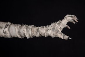 Просто сидела на диване: покупатель дома обнаружил мумию прежнего владельца