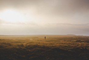 Фотограф-путешественник делает снимки крошечных фигур на фоне пейзажей