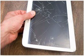 Жесткий ответ на санкции США: депутат демонстративно растоптал свой iPad: видео