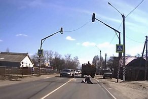 Как попасть под огромный грузовик и отделаться испугом
