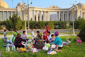 Молодежь Туркмении не выпускают из страны