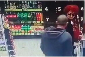 Мужчина ударил пенсионерку на глазах её внучки
