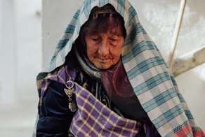 Фотограф сняла татуировки бабушек Востока. И они всё ещё выглядят круто — даже на лице!