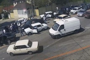 В Сочи свадебный кортеж перекрыл федеральную трассу ради танцев