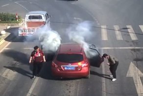 Китайский торговец решил закурить в салоне автомобиля с петардами